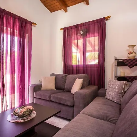 Vicki's House 2-bedroom With Yard And Garden Holiday home