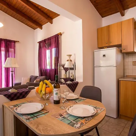 Vicki's House 2-bedroom With Yard And Garden Holiday home *