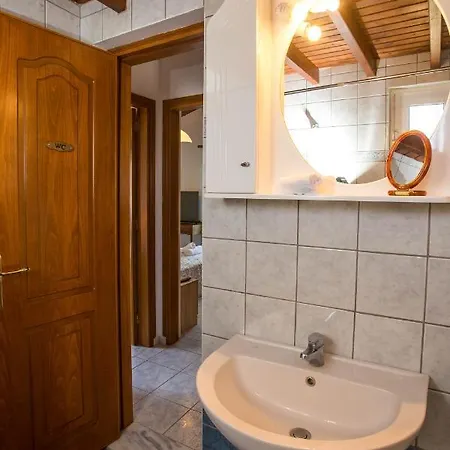 Holiday home Vicki's House 2-bedroom With Yard And Garden *